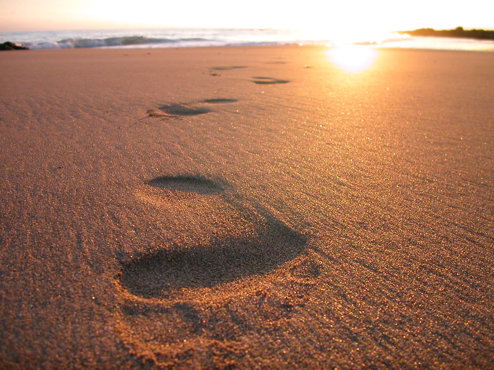 На песке остается след. Следы на песке. Следы на песке закат. Пляж море следы на песке. Следы на песке у моря.